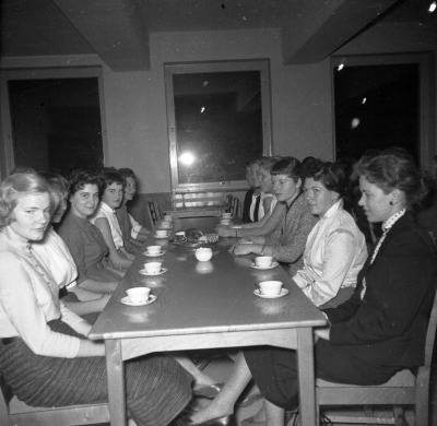 Folkhögskolans invigning 1956

Dok.110527/KG 

Första årskursen
1:a från vänster Lena Pettersson
3:e från vänster Britt-Marie Lindersson 
4:e från vänster Sonja Tengvall
1:a till höger Gerd Leijon Andersson
