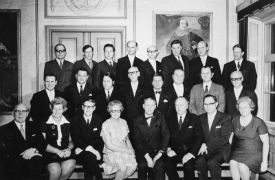 Stadsfullmäktige.                                                  1 Gunnar Persson chaufför Pripps (s)  2 Anne-Marie Karlsson fru (s)  3 Per Möller, mätningsman, Målarna (s)  4 Viola Andersson fru Vimmerby (s)  5 Stig Alemyr Rektor Riksdagsman (s)  6 Erik Paulsson lantmätare (m)   7 Harry Karlsson köpman (c)  8 Greta Karlsson fru Bankkamrer Jordbrukskassan (c)  Tage Gustavsson Avdelningsföreståndare Epa (s)  10 Tore Lundgren D.K. ordf (s)  11Sune Ankarberg kontorist arbetsförmedlare (s)  12 Robert Karlberg civilingenjör (fp)  13 Sven- Olof Tegner läkare (m) 14  Ingemar Karlsson redaktör (c)  15 Alvar Lunde Skoldirektör (m)   16 Bengt Hultqvist arkitekt (m)  17 Carl -Erik  Lindström mätningsman (s)  18 Nils Krantz mätningsman (s)  19 Olle Ström föreståndare försäkringskassan (s)  20 Rune Hultqvist folkhögskolelärare (s)  21 Erik Hultqvist chef  Östgöta Lantmän (c)   22 Åke Blomstrand fabr. (m)    23 Helge Svensson slakthuset (c)  24 Sten Höglund Kronojä[---] (fp)    