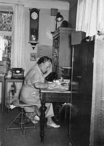 Tage Gustavssons dokumentation: 

Svea Lundgren växelstationsföreståndare på Telefonstationen, som var över dåvarande Skor o Läder, numera museét Näktergalen. Man kan se kyrkan i fönstret