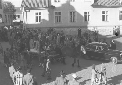 Barnens Dag, kortegen passerar Stadsbiblioteket