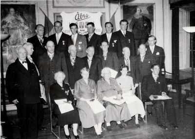 Åbro bryggeris personal vid 100-års jubileet 1956.  Raden länst upp från vänster   2. Yngve Fröberg   4. Kalle Johansson  5. John Billström, utkörare  6. Alvar Svensson  7. Emil Severin, Häradshövding  8. Axel Svennsson, Utkörare  9. Erik Johansson, Utkörare  11. Axel Larsson, utkörare  12. Einar Svensson, Bryggeriarb. 13. Konrad Larsson, Bryggeriarb.  14. Erik Fjellander, Bryggeriarb.  15. Per Dunge, Disponent   17. Marta Johansson, Fru  18. Signe Söderberg  19. Margit Sandberg  20. Fritz Sundberg.          