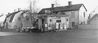 Taxistationen  med Lindals hus i bakgrunden,där bodde distriktssköterska Berta Palm (1930-40 talet). Huset därefter var veterinär Dunérs hus, nuvarande (2001) ägare Jerker Dunge. 