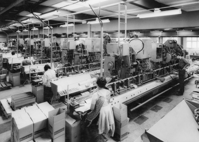 Bild från fabrikslokalen på Ima för tillverkning av elektriska säkringsproppar.  Fabriken  upphörde 1973.       