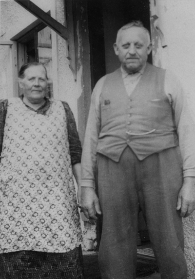 Johan Adolfsson, född 1875, och hans hustru Alma, född 1877, utanför deras hem o Pathé - biografen
Bilden tagen 1946 av Gustav Johansson när han var hemma från Amerika