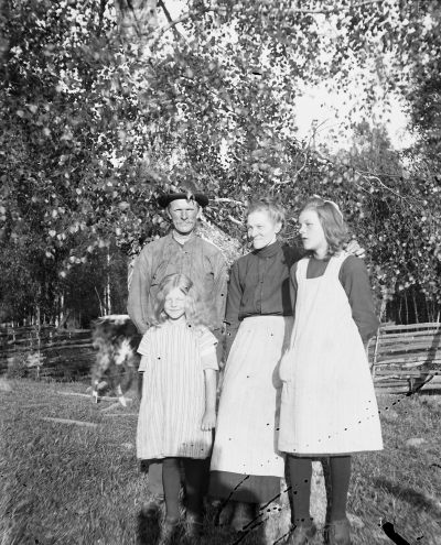 Hällebacka 

Många av bilderna i mappen Hällebacka kan lika gärna vara tagna kring Lidhem Locknevi.