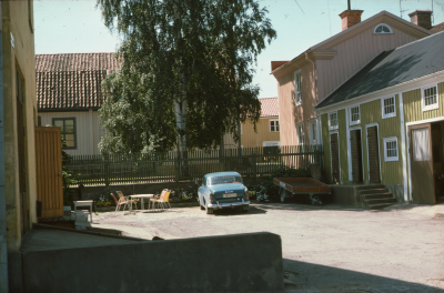 Innergård sedd från Sevedegatan mot Storgatan Grankvistgården i bakgrunden

090402/KG