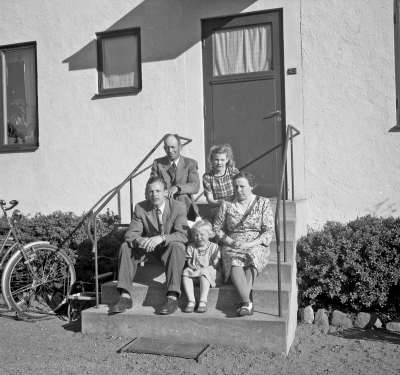 Ivar Jonsson med familj

Dok.111101/KG