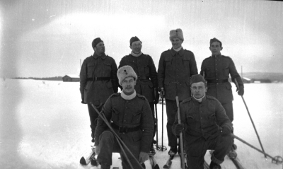 Främre raden från vänster 1. Erik Eriksson
Stående från vänster 4. Gunnar Norman, Södra Vi 


Dok.080205/RS