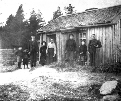 Friden i Stenbäcksgatan ( intill Vendladal ) Från vänster  1.   2. Eric Holst,  3.  Algot Johanson  murare  Wimmerby,  4.   5. Semla i friden,  6. Hilma Johansson,  7. Ebba holst  gift  Karlsson Eric,  8.  Algots mor Hedda           Okänd