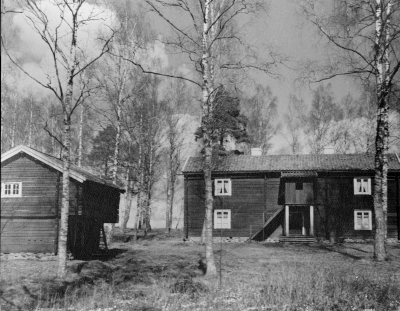 Gästgivarehagen 1946. V-stugan är bondgårdens huvudbyggnad och timrat tvåvåningshus som tidigare stått vid Ventzelholm herrgård och glasbruk i Rumskulla.