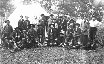 Scouterna
1) Åke Lindgren, Tuna 2) Fru Anna Envall, Tuna 3) Berta Envall, Tuna 4) Carl-Henrik Hammarskjöld 5) Kantor Kurt Envall 6) Per-Inge Envall kantor, död 7) Kerstin Envall gift Hörby - Stockholm telegrafist, död 8) Selma Magnusson, lärarinna Tuna 9) Greta Envall, dotter t. 3) 10) Ica Hammarskjöld 11) ? Lärarinna i Tuna 12) ? Lärarinna i Tuna 13) son till Berta Envall, nr 3 14) Einar Carlson - Stenklint, bankkamrer 15) Lindell, Tuna 16) Oskar Bohm, Södra Vi, kyrkoherde Östergötland 17) Bertil Nyberg tandläkare V-by 18) Jarl Prom, borgmästare Vänersborg 19) Arne Sköldborg 20) Ulla Envall, lärarinna, gift 21) Jacob Petersson, Tuna 22) Torsten Olsson, Lönneberga, stins 23) Robert Vallin Tuna 24) Nils Perfect 25) Gustaf Malmberg U.S.A. 26) Einar Lindell, Tuna 27)  28) Masse Sköldberg 29) Gösta Envall kyrkoh. Finspång 30)  31)    T.E.