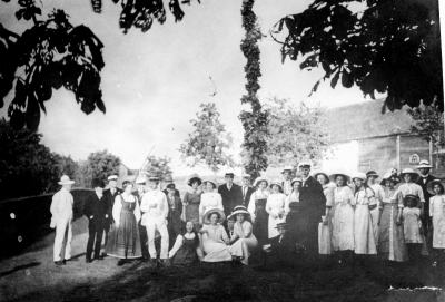 8. Gustaf Adolf Valberg  11. Albin Karlsson  13. Emy Rudell  14. Sigrid Valberg  15. Frits Liljecreutz ?  16. Kerstin Valberg  17. Tore Lind ?  18. Teckla Samuelsson  20. Margit Liljecreutz  21. Lisa Palmgren,  Bilden är troligtvis tagen i Knabbarp.