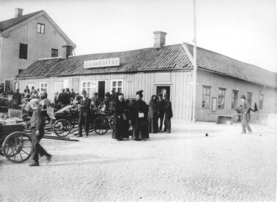 1?, 2?, 3?, 4 Fru HildaBarkman, 5?, 6?, 7 Stolpegubben ,8?, 9 Ernst Österman. 
Torget omkring 1915.  T.E.

Damerna i förgrunden är rådmanskan Hedström och Desirée Ählströms fru mannen till höger " Gyllentupp " 