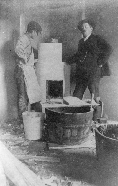 Theodor Främberg till vänster och  ugnsmakare Ringholm till höger.     