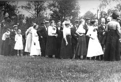 2. Karl Jonasson, snickare  3. Lisa Johansson, kaféidkisika  5. Eva Svensson  6. Karlsson
"Sko billigt"  7.  Märta Samuelsson - Landberg  
8. Paul Lind  10. Axel Pettersson, målare 12. Daniel Jonsson, trädgårdsmästare  13. Elvira Andersson ( Kantus ).  