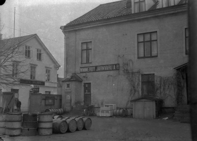 Vimmerby Järnvaru AB
Ählströmska huset vid torget, Tingshuset till vänster.   T.E.





Dok.070711/RS