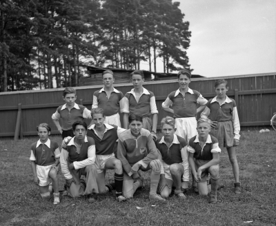 Stadsfullmäktige spelar fotboll
Från vänster knästående: 1. Rune Larsén 2. Ivan Lingren 3. Birger Sääv 4. Rune Svensson 5. Axel Blomberg 6. Lars Roxén Stående: 7. Inge Torstensson 8. Stig Rundqvist 9. Inge Samuelsson 10. Reine Berggren 11. Yngve Andersson 

Dok.111031/KG