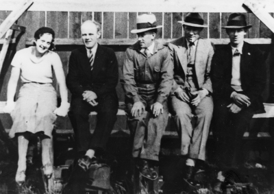 Från vänster  2. Ernst Holst, målare  4. Valter Svensson  
5. Gunnar Karlsson, gummireperatör.     