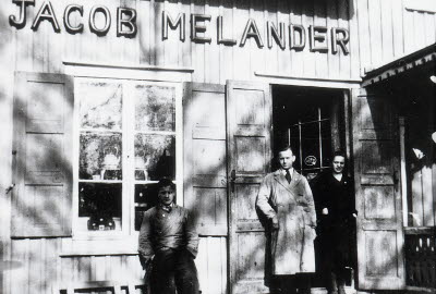 Reprofoto Jacob Melander affär
Personalen vid Jacob Melanders affär i Tuna stationssamhälle mellan 1937-1938. Personerna fr.v är Allan Svensson, Gotthard Johansson och Lena Pettersson
