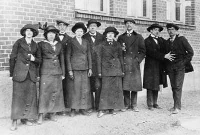 Från vänster  1. Ingrid Elg 2. Lundberg  3. Tedde Gustafsson, snickare  4. Elsa Lindblom  5. Holmdahl ?  6. Märta Ohlsson, Hultsfred  7. Kurt Onhammar, affärsbiträde  8. Bengt Evander, svarvare  9. Hardy Dahlin, plåtslagare.    