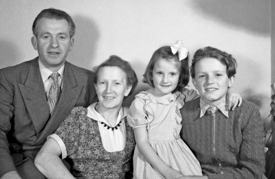 Martin Tambour med familj

Martin, Tyra, Gerd Marie, Ingemar

Dok.111103/KG