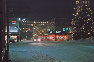 Stad i ljus 
Storgatan från torget mot Jordbrukskassan 

090402/KG