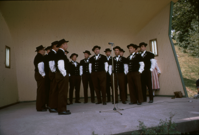 Källängsparken sångare från gästande folkdanslag

090506/KG