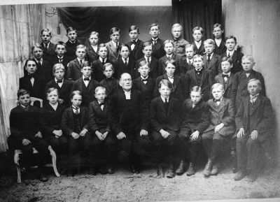 1 Harry Jansson Ombudsman 2?  3 Harry Nilsson 4 Erik Strömdahl Målare f. 1905 5 Sten Lagerström, Sadelmakare, f.1904-1979. 6 Nilsson ( Gustafsberg ) 7 Willy Karlsson, Snickare  8?  9 Birger Thorén Torsborg. [---] Bibliotek  f. 1904 10 Einar Fransson ( Stenhuggare )  11  12 Isak Nystrand f. 1905 (Vinäs) 13 John Andersson f. 1905 ( National ) Typograf  14 Ragnar Olsson, Blomsterhult  15 Axel Lilja, Kamrer  16 Sven Eriksson, Snickare 17  Andersson  Dagsbo 18 Erik Gustafsson  19 Tore Torén Typograf Tvilling m. Birger 20 Gustav-Adolf Malmberg f. 1904. Amerika 21  22 Erik Johansson 23 Ragnar Ståhl  24?  25?  26?  27 Lill-Axel Karlson Åbro, Järnbolaget f. 1904 28 Gösta Larsson ( Ljusis ) 29  30 Christer Svensson ( Bergs Tobaksaffär ) 31 Melker Johansson Skomakare 32?  33 Emil Nyberg Kyrkoherde 34?  35 Carl Ossowicki Båtmansbacken ( Nu Västervik ) 36 Ernst Holst f. 1905 37 Ture Nilsson Höknäset       Vimmerby 1919       T.E.