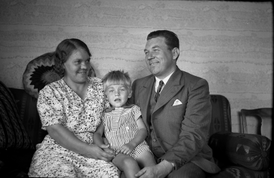 Fru Signe Stenberg f. Danielsson, sonen Per-Inge och maken Hugo Stenberg.