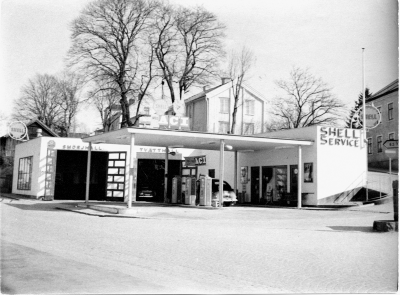 Shells omkring 1950 Här låg tidigare stadens ålderdomshem "Grythultet". I mitten Borgmästare Vahlbergs hus, till höger garvare Östermans hus.  T.E.