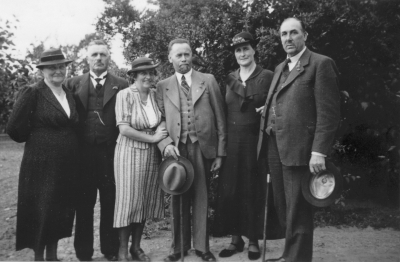 Från vänster: Hanna och Samuel  August Ericsson, Näs. (Astrid Lindgrens föräldrar). Ingrid och Emil Gustafsson, Kampens Gård, Emmy och Melker Hemmingsson, Älåkra.
