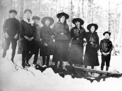 Scouterna 1911. Från vänster 1 Erik Gustavii 2 Folke Dahlberg, V. Enebys prästgård 3 En "Per-Uno" Andersson - pojke 4 Sara Malmberg död 5 Ebba Andersson - Tidman Kisa - Lkpg 6 Ingrid Egberg, Fagerhults prästgård, rödakorsare, bosatt i Växjö 7 Barbro Platin fr Göteborg ( Platins punsch! ) Barbros syster Greta gift med musikdirektör J-son-Rudolf 8 Bertil Nyberg Tandläkare    T.E.