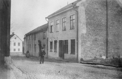 Storgatan i seklets början.På gata Gusten Thörnberg. Huset längst till vänster: Axel Fasts hus revs på 1960-talet då gatan breddades.   T.E.