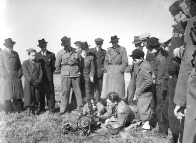 3. Stig Hager, guldsmed  4.Nils Lindblad, anställd på Konsum   6, Einar Nordén  8.Erik Svanberg, frisör 
15.Kapten Lindström, visar en granatkastare i Vimmerby. 