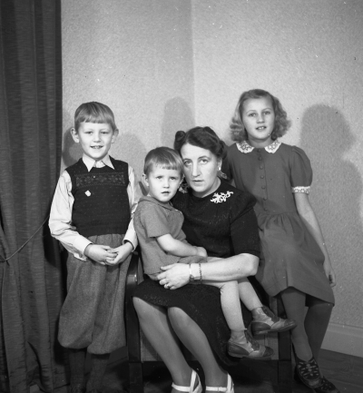 Tore Lundgren´s familj Jan, Bo, Svea, Gun (uppgift PRO´s bildcirkel)

Dok.110127/KG