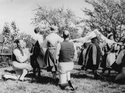 Gullringen Örsåsa. Från vänster  1 Sivert Georgsson Mariannelund,  2, 3, 4 5  Helge Karlsson ordförande i danslaget Vimmerby,  6,  7 Anna Greta Österman Lönneberga,  8 Ylva Pettersson Vena.   