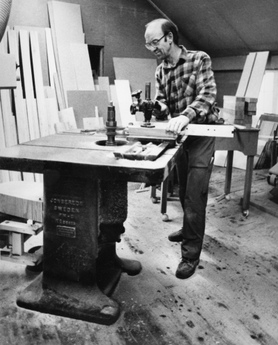 Bildtext: Tappfräsning/Spårfräsning (?)
Dokumentationsfotografering av tillverkningsprocessen på Snickargården.
Vårvintern 1988
Tillverkning av fransk pardörr.
Avbildade personer:
Tönnes Andersson
Bernth Ericsson
Lillan Ericsson
Alvar Andersson
Bildmaterialet användes senare till en skärmutställning om Snickargården som visades på Vimmerby Bibliotek