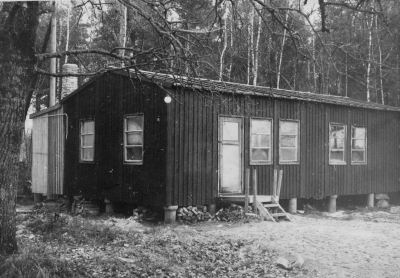 Stugan tillhörde brottarklubben, och låg där Vimarskolan nu ligger. Den flyttades til sin nuvarande plats 1964, och övertogs av orienteringsklubben V.O.K.         