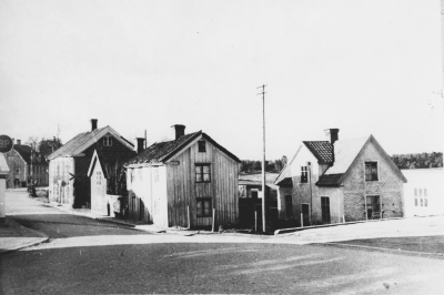 Västra Tullen före 1953, husen revs då. Längs till vänster syns Gamla Hantverkshuset, sedan Fagerholmska huset, samt "Pottaskehuset" i mitten  I detta hus tillverkades pottaska på 1800-talet. Längst till höger Skenerejons hus! T.E.