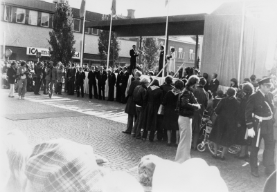 Rektor Stig Alemyr håller hälsningstal för Kungaparet på torget i Vimmerby. 