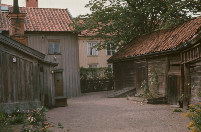 Bakgård
Innergård mellan Drottninggatan och Kampgatan, fam Hagman och Lundberg bodde där. Det gula huset i bakgrunden är Sandströms café. (Uppgift PRO´s bildcirkel)
jmfr vklba13551
090406/KG
