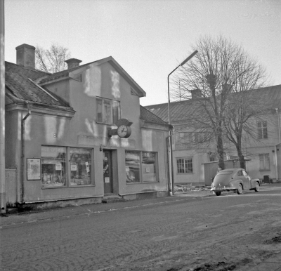 Storgatan
- John Vogels Ur & Optikaffär -

Dok.110330/KG