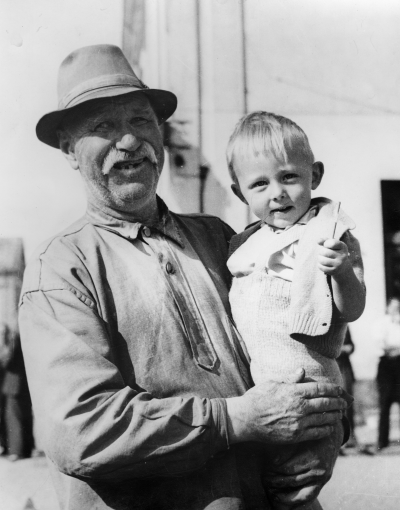 Axel Hörberg, "Kruse" kallad med  Bo Eriksson på armen (son till fotografen)         