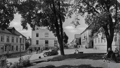 Fotografiet är taget ifrån Kyrkparken mot korsningen Storgatan / Drottninggatan. En idyllisk bild med liv och rörelse.
(Bildid. 24462)