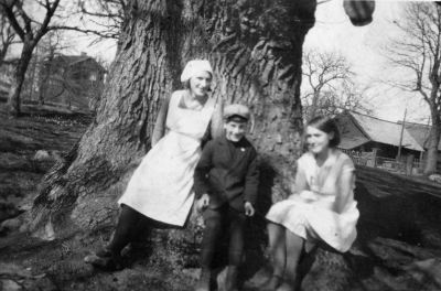 Allan Jonssons egen dokumentation: "Andre maj 1932. Till vänster min älsta syster, som lärde mig spela efter noter då jag var sex år. Jag i mitten och syster Valborg på höger sida. Eken det stora vårdträdet, står fortfarande frisk och fin. Farmorstugan skymtar till vänster."