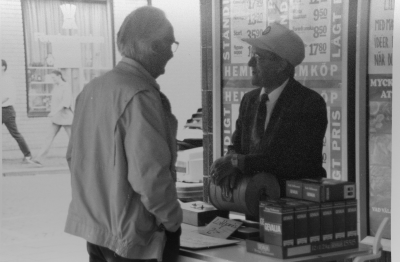 Eugen Kask pratar med Åke Harrysson, som säljer lotter för Lions. Utanför Hemköp, Sevedegatan.  