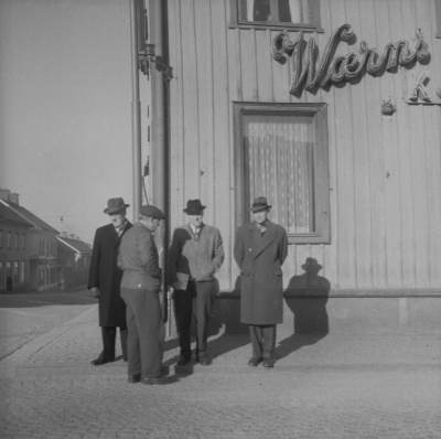 Fr.v
1. Paul Skantse?
2. Gunnar Flink
3. Nils Lindström, Färghandlare
4. Nils "Pajo" Perfekt, Redaktör
Utanför Waerns konditori vid torget