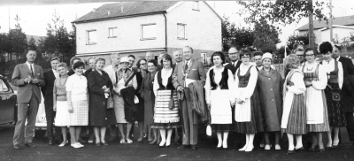 Föreningen Nordens utflykt till Gullringen, det är danskar på besök. 1. Björn Lindberg, stadsdirektör  
2. Alf Nilsson, stadskamrer  4 "Jutta",  Danmark 
5. Gunborg Lind, fru  6. Karin Waern, fru  7. Waern   10. Maja Strömbäck, fru  12. Elon Waern, järnarbetare 15. Erik Paulsson, lantmätare  19. Elsie Erikson, fru  20 Ester Johansson, fru  25. Tore Lundgren, ordförande Föreningen Norden.