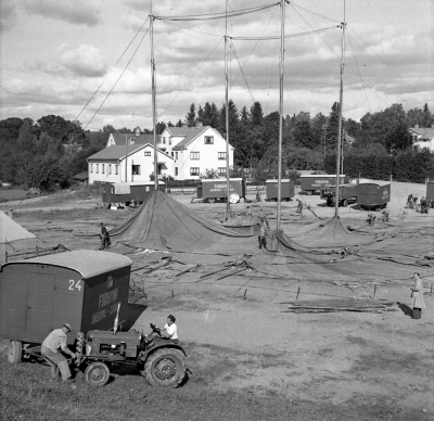 Cirkus på marknadsplatsen
Resning av cirkustält 

Dok.110128/KG