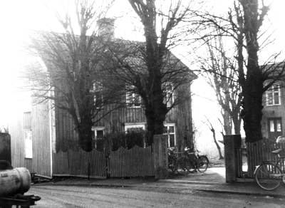 Stångågatan bakom rådhuset, nu borta,  då stadshuset bygges 1974-76. Husen ägdes av Albin Carlsson ("Carlsson bakom").   T.E.